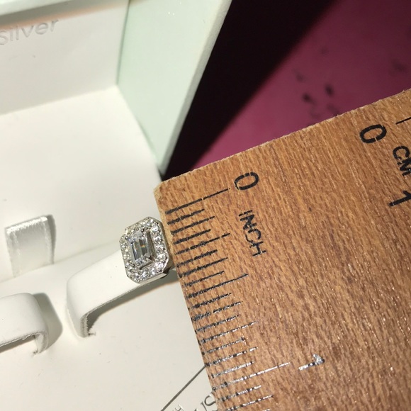 Sterling Siver Swarovski Zirconia Earrings Studs - Picture 2 of 5